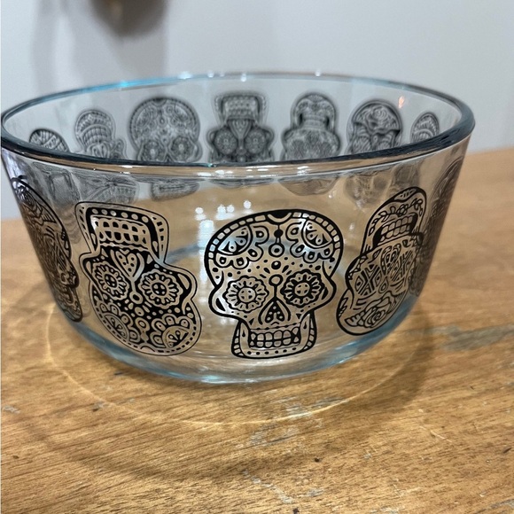 Pyrex Halloween SKULLS 4 Cup STORAGE BOWL - Picture 1 of 4